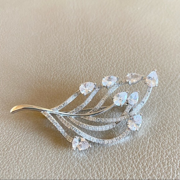 Jewelry - Crystal pin
